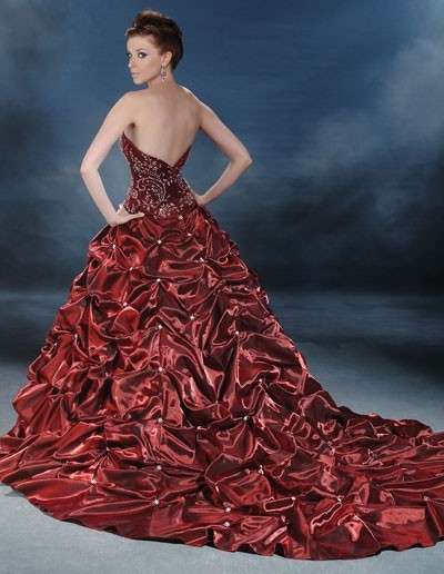 Abito da sposa rosso con perle