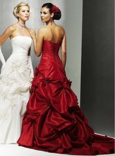 Abito da sposa rosso drappeggi