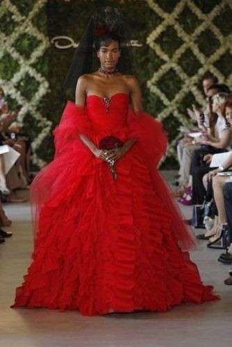 Abito da sposa rosso Oscar de la Renta tulle