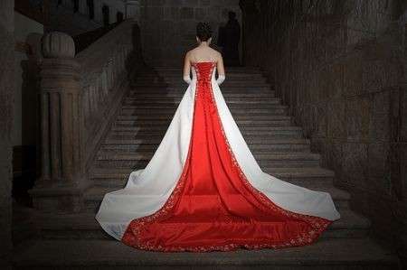 Abito da sposa rosso strascico