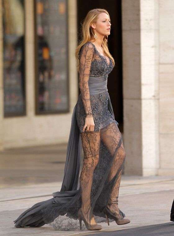 Abito di pizzo con trasparenze di Blake Lively