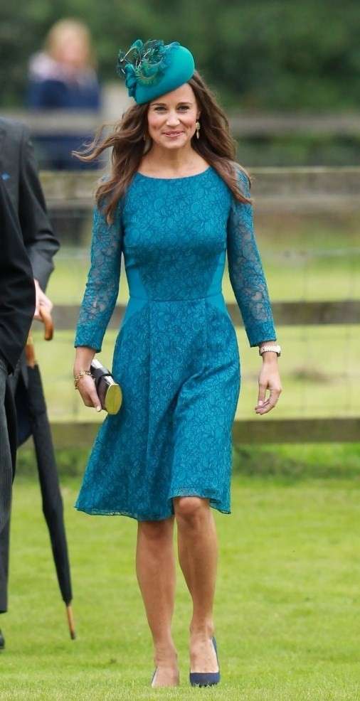 Abito in pizzo blu per Pippa Middleton