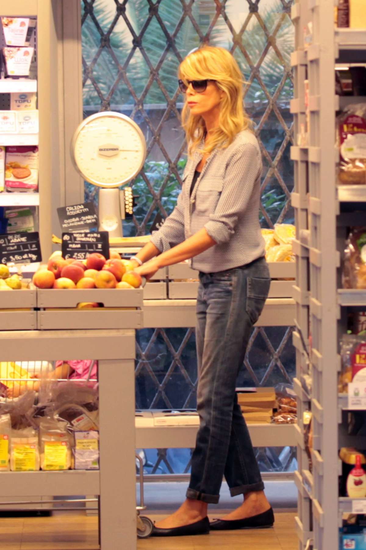 Alessia Marcuzzi al supermercato