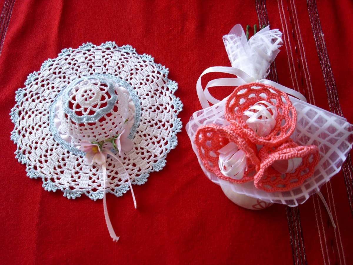 Bomboniere uncinetto cappellino e mazzolino di fiori