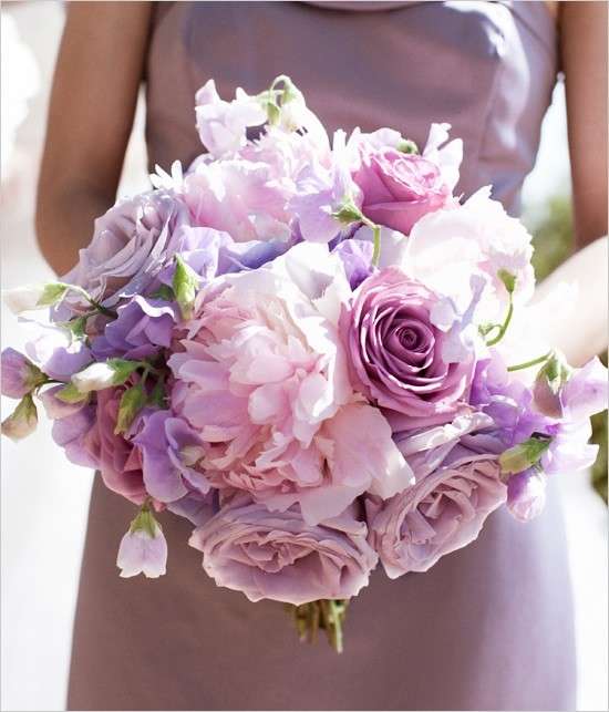 Bouquet sposa a palla con rose e peonie