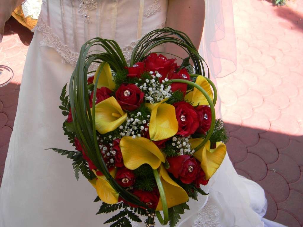 Bouquet sposa calle gialle e rose rosse
