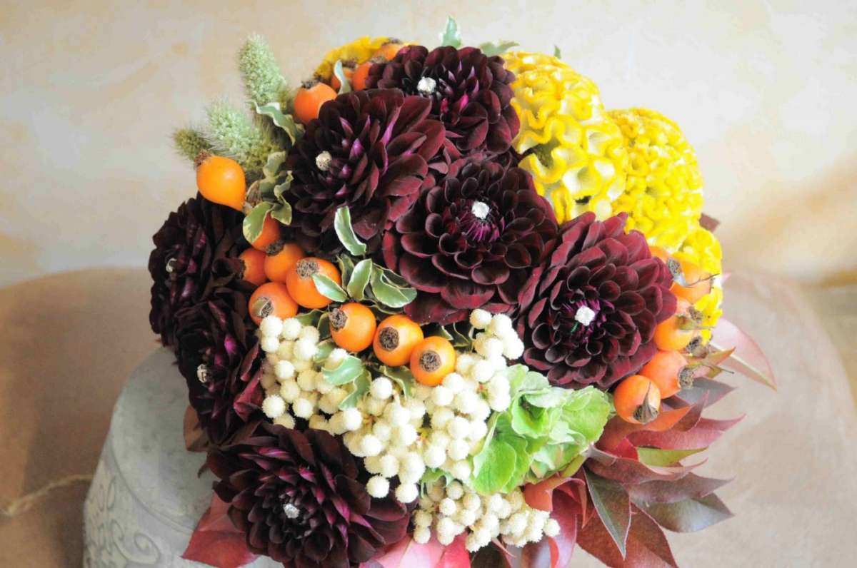 Bouquet sposa dalia bordeaux e bacche