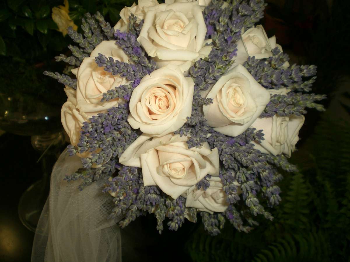 Bouquet sposa lavanda e rose bianche