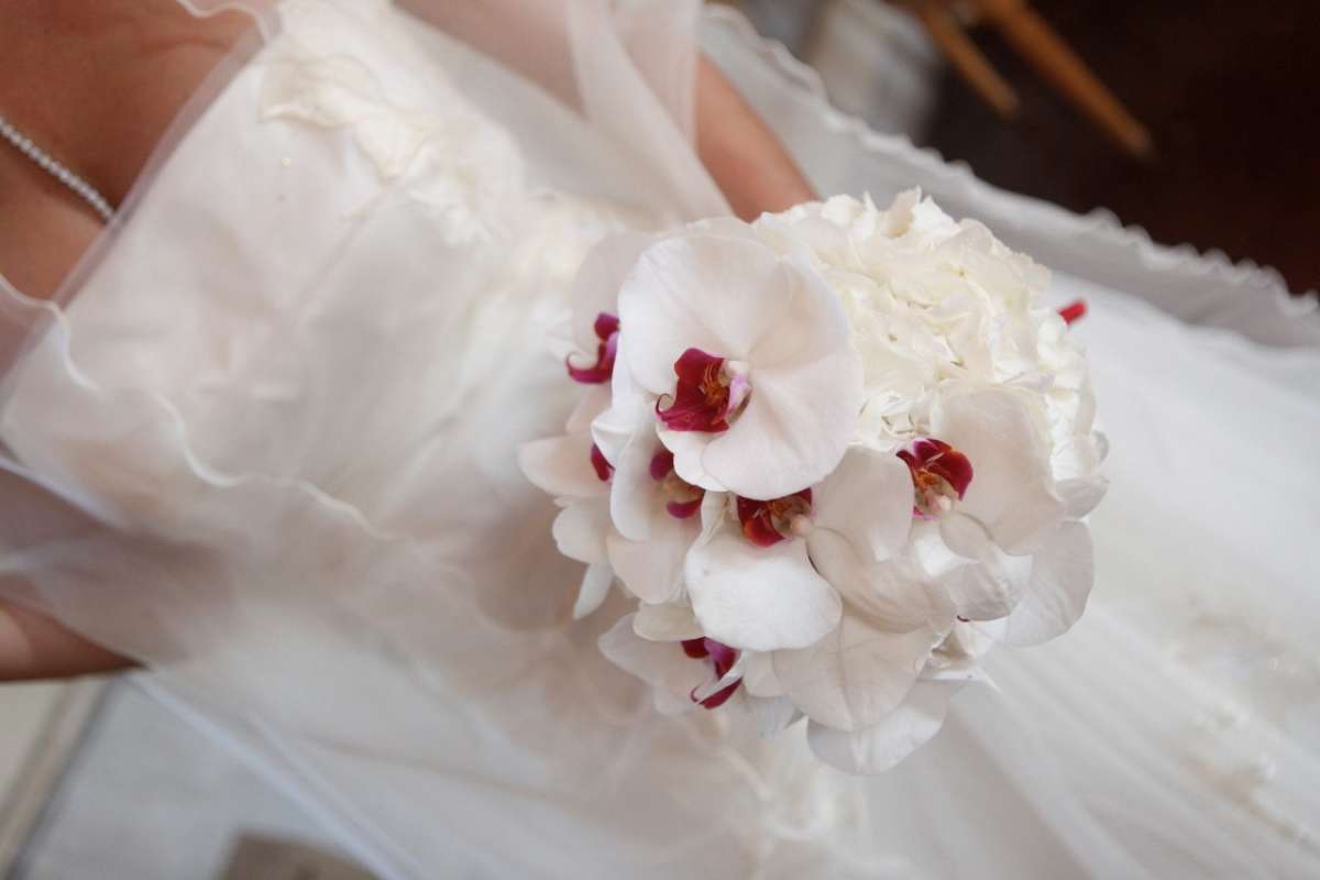 Bouquet sposa orchidee bianche e rosse