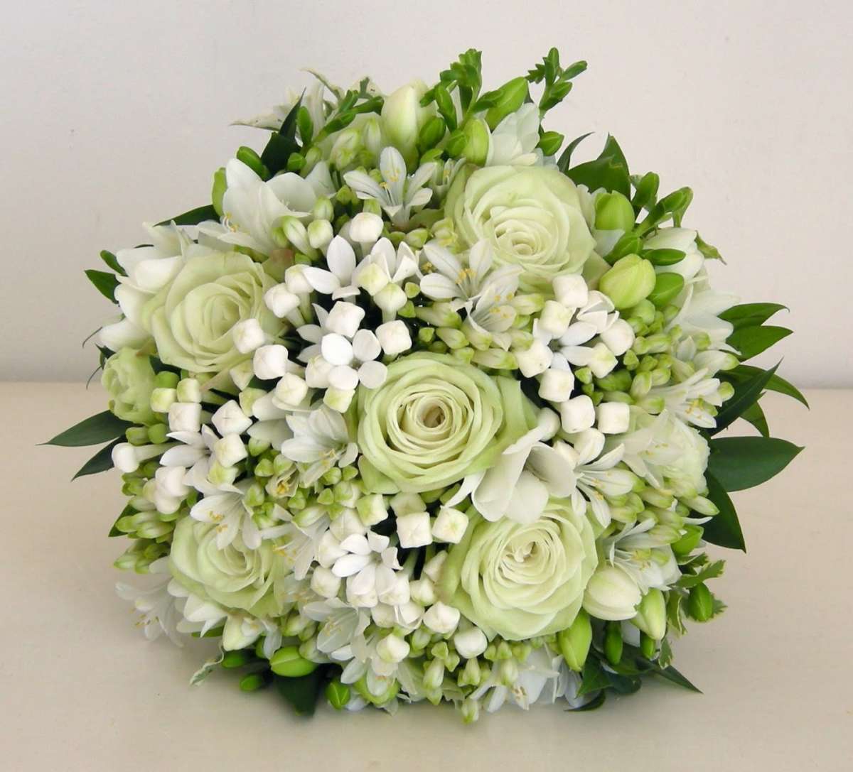 Bouquet sposa rose, fresie e bouvardie