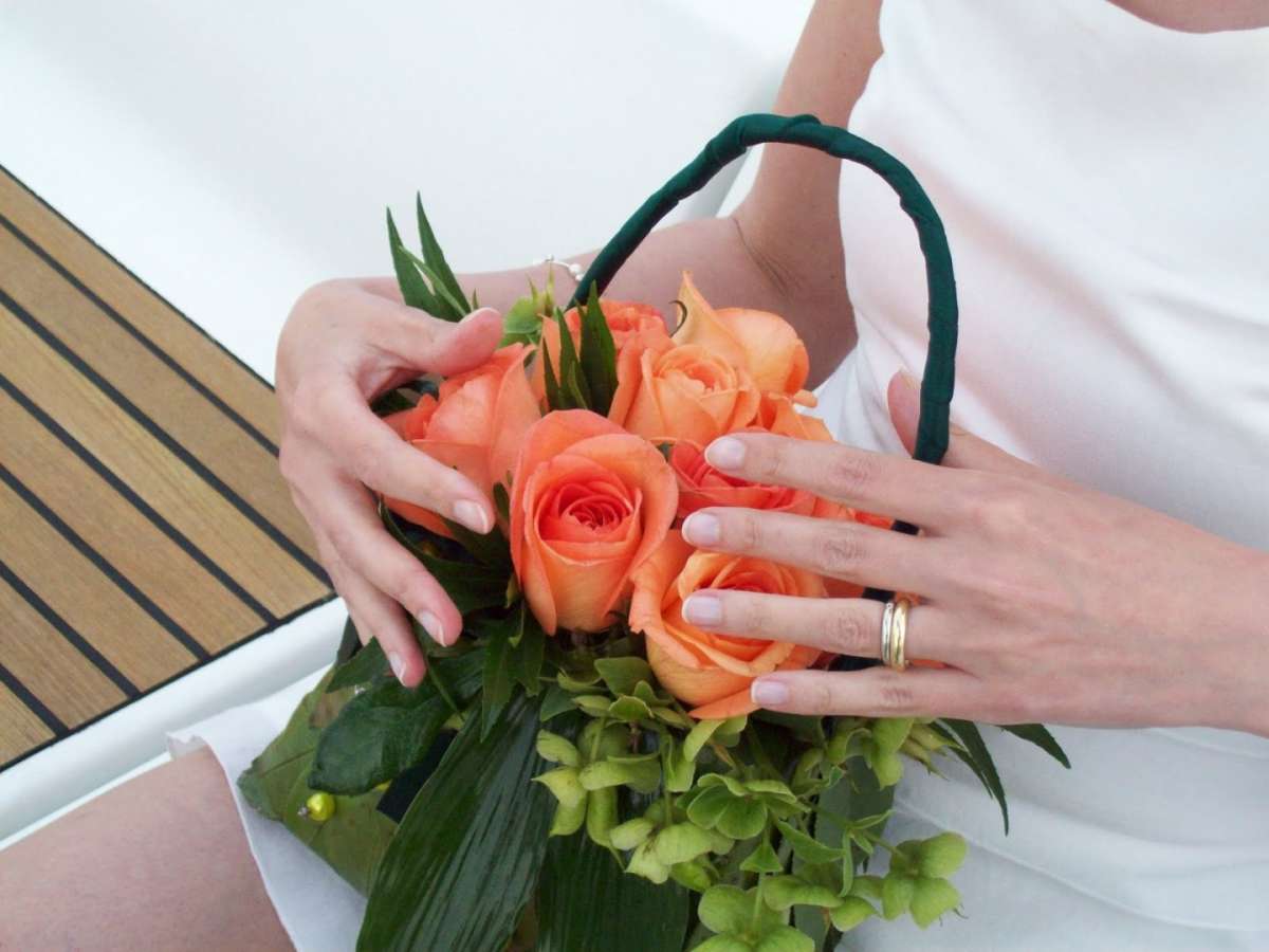Bouquet sposa rose arancioni con borsetta verde