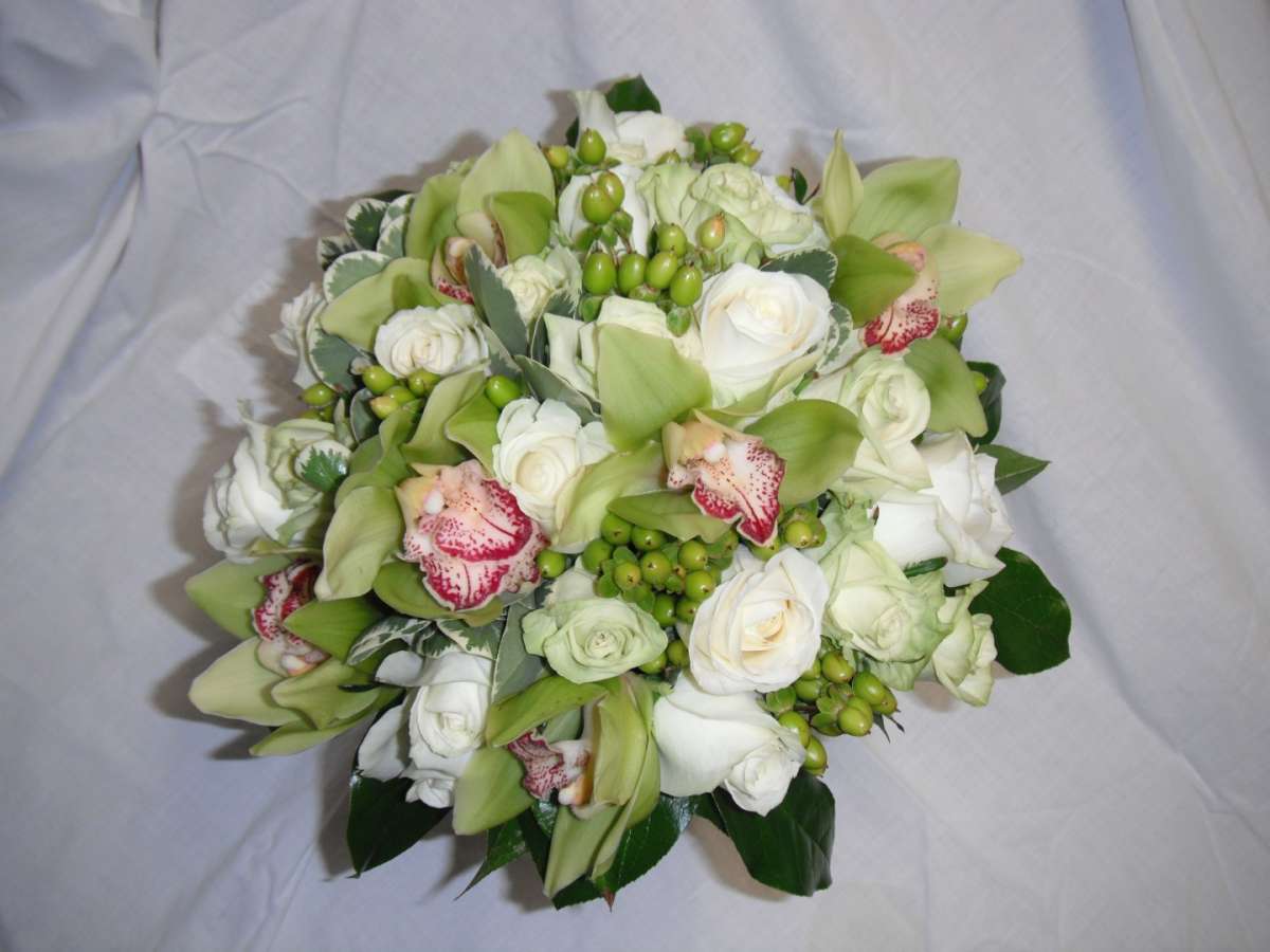 Bouquet sposa rose bianche, orchidee e bacche verdi
