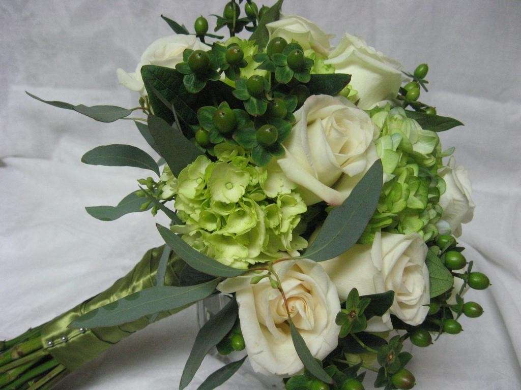 Bouquet sposa rose bianche, ortensie e bacche verdi