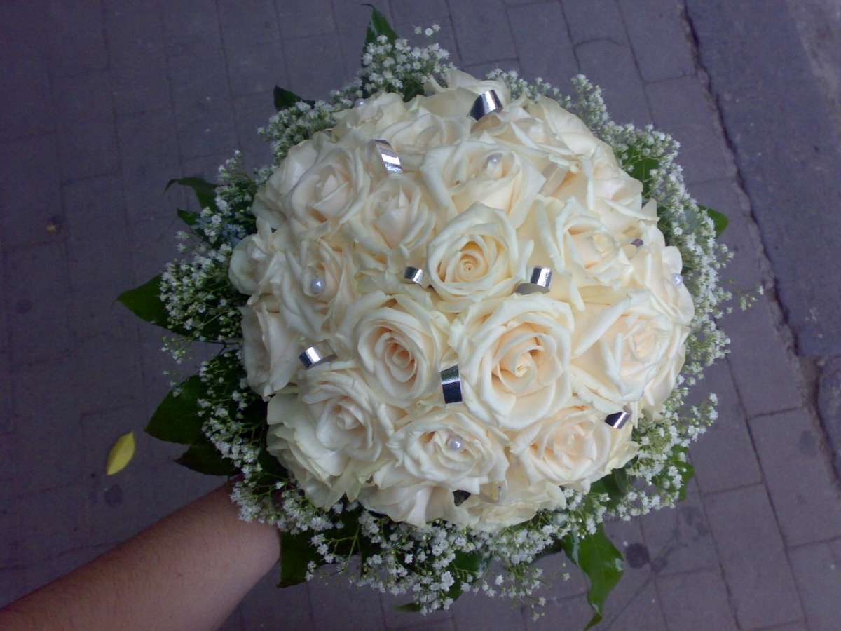 Bouquet sposa rose bianche con nastri argento