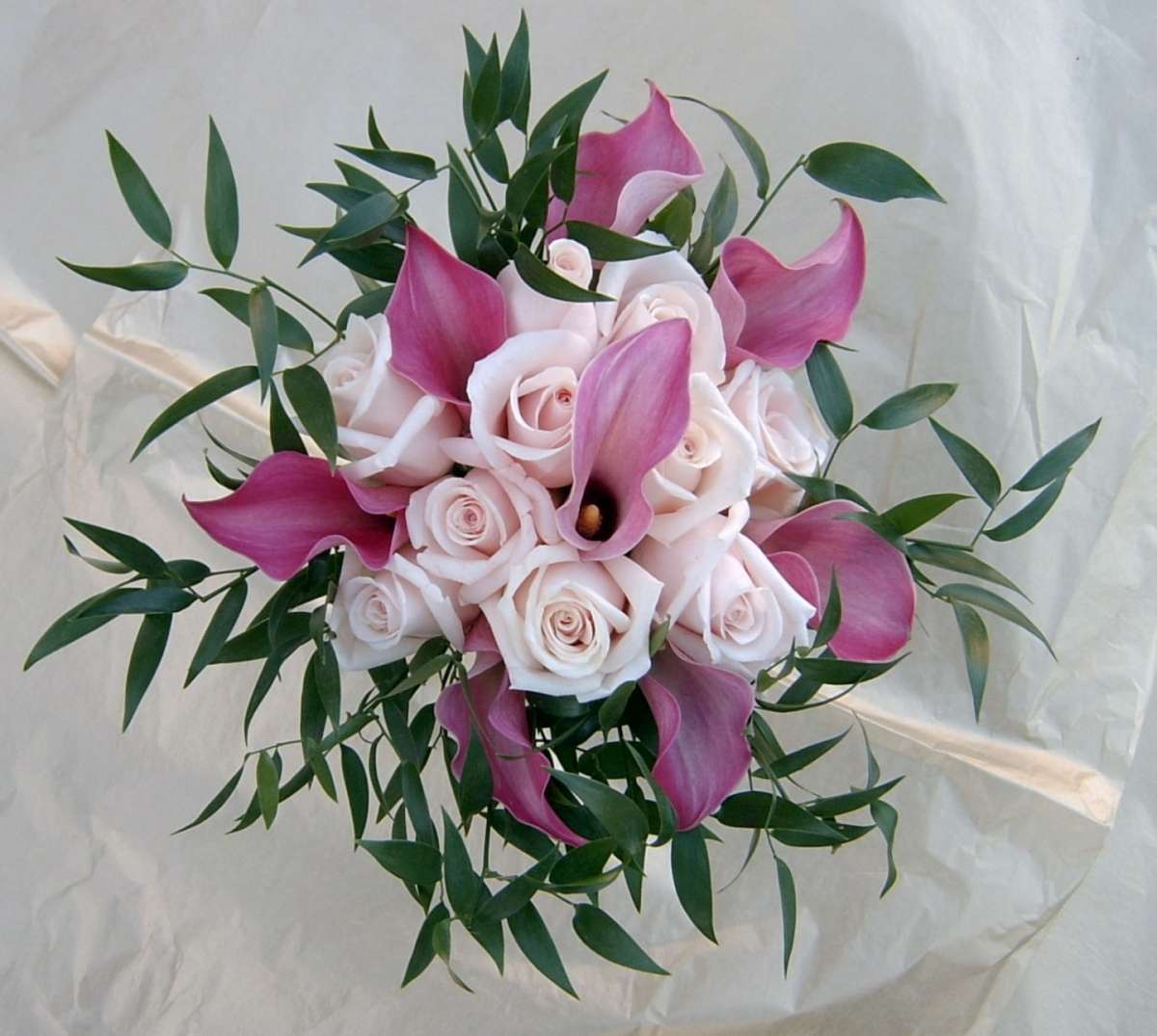 Bouquet sposa rose bianche e calle rosa