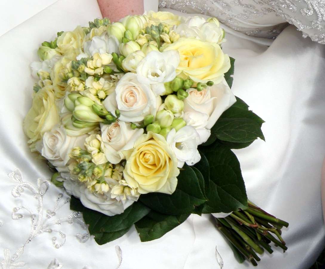 Bouquet sposa rose bianche e gialle