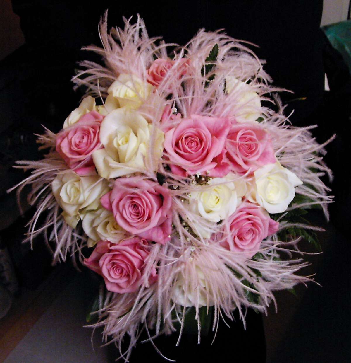 Bouquet sposa rose bianche e piume rosa