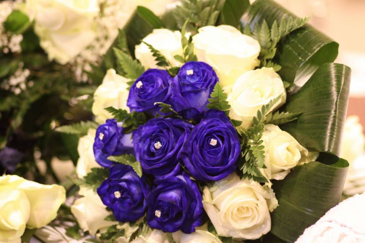 Bouquet sposa rose blu e bianche