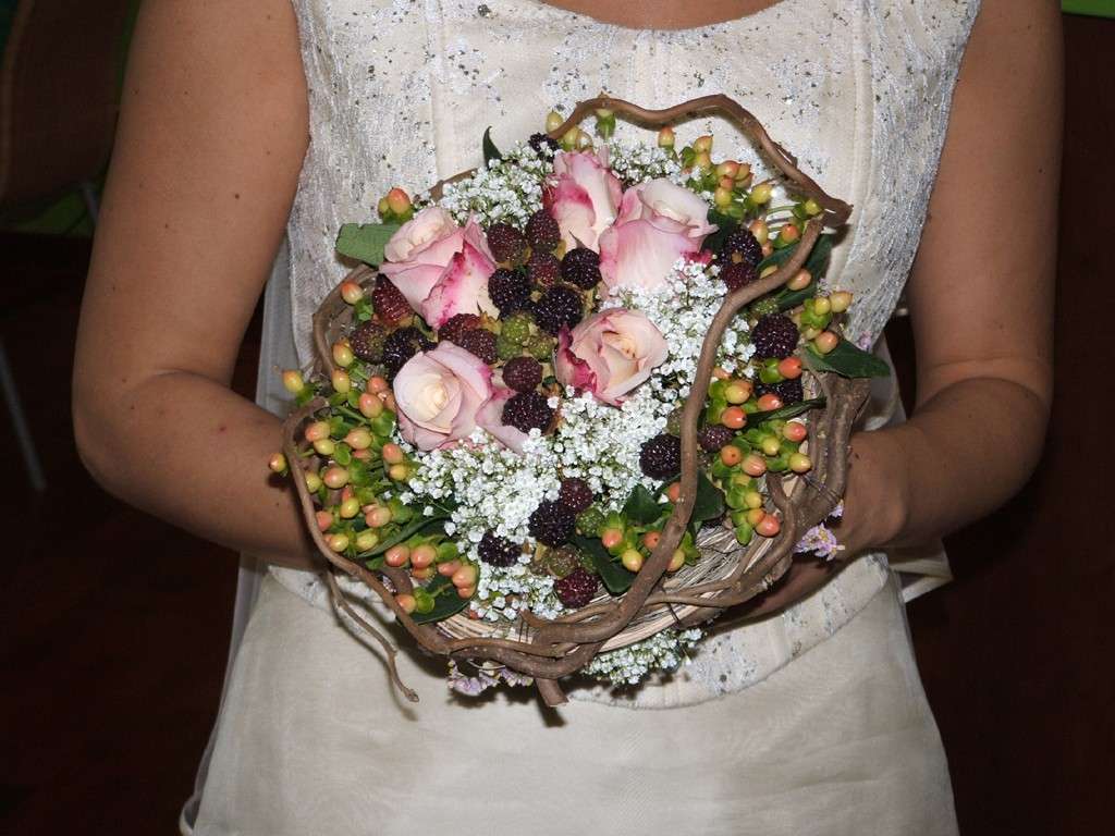 Bouquet sposa rose rosa, more e bacche