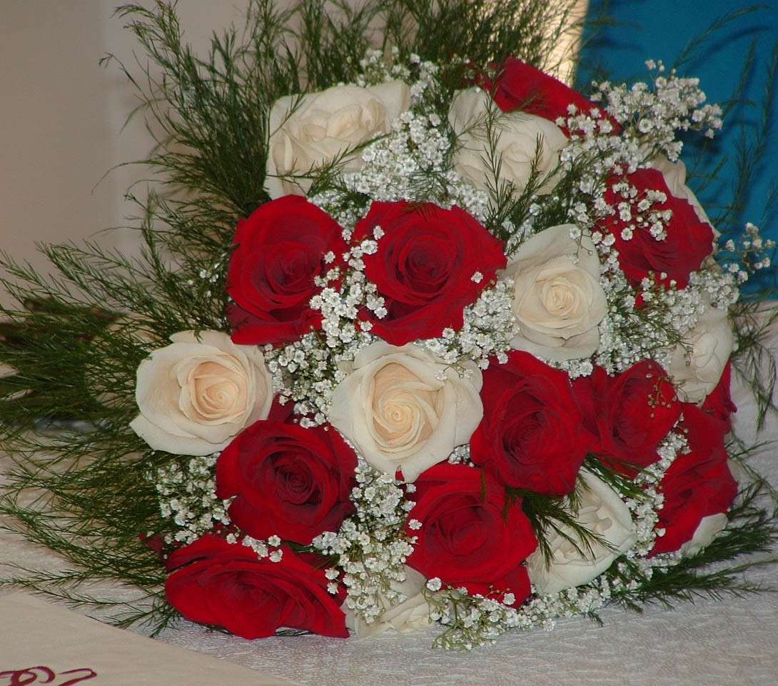 Bouquet sposa rose rosse e bianche