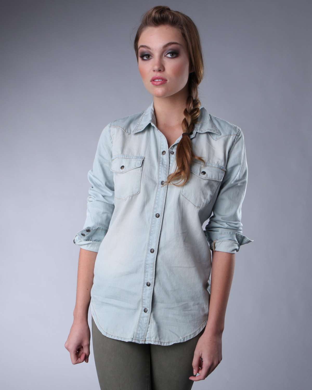 Camicia jeans chiara con pantaloni skinny