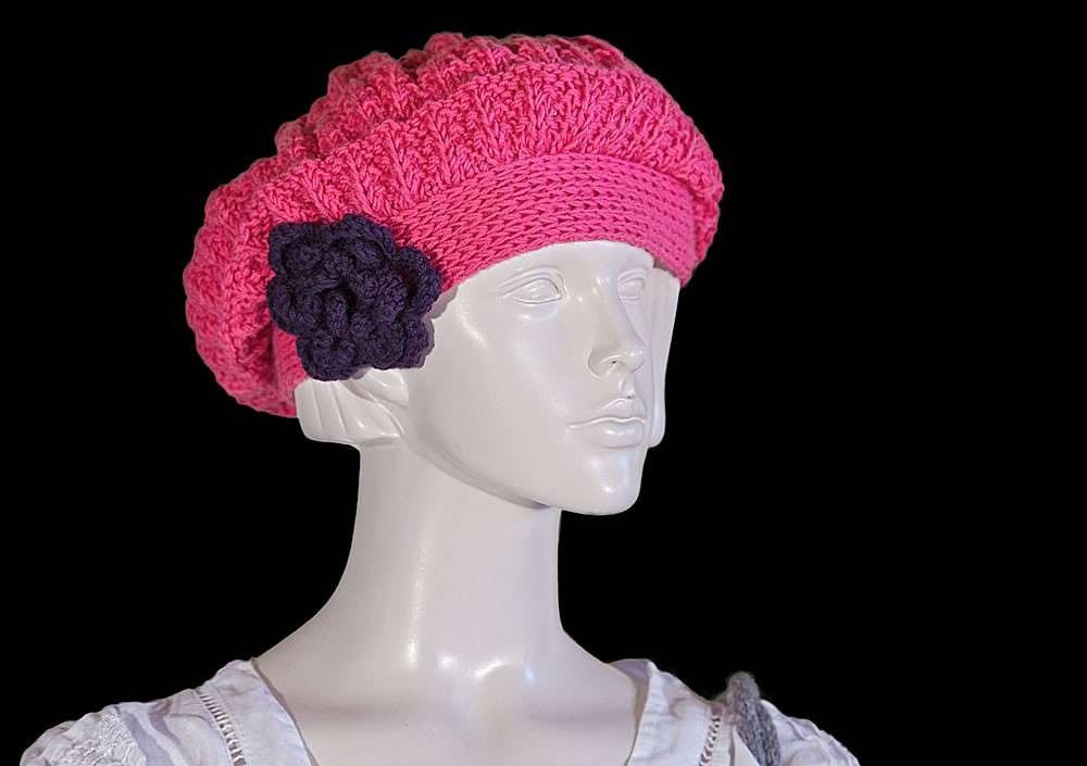 Cappello di lana con fiore viola