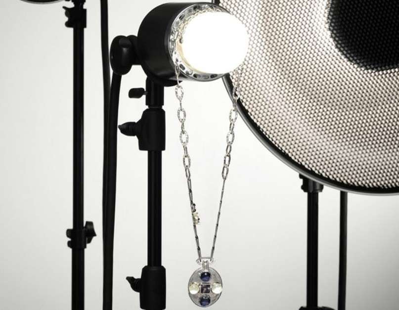 Collana Chanel, collezione Pre-Fall: modello con pietre di vetro e pietre naturali