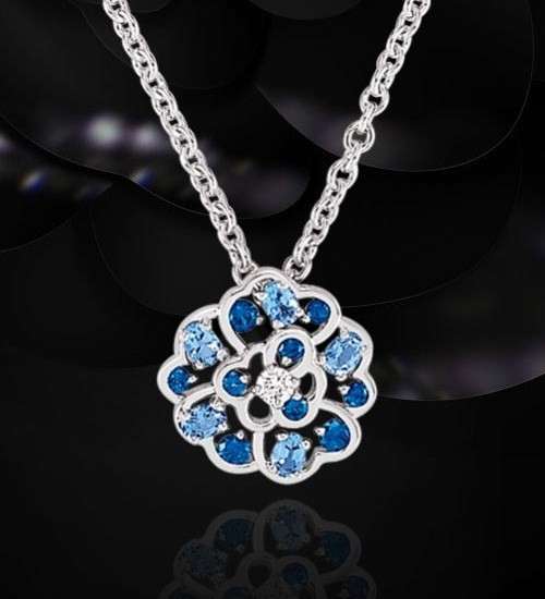 Collana Chanel, modello Camelia con pietre azzurre