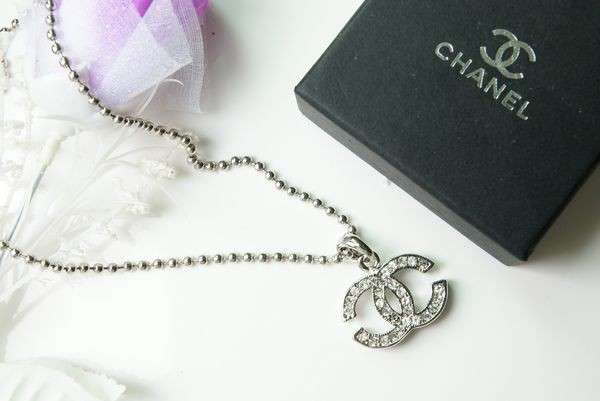 Collana Chanel, modello con con logo pendente