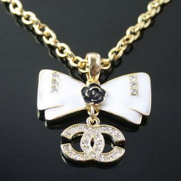 Collana Chanel, modello con fiocco e logo pendente