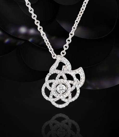 Collana Chanel, modello con fiore in oro bianco