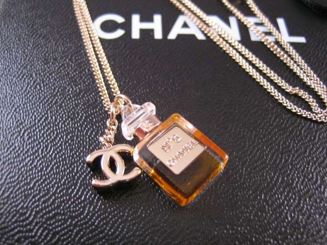 Collana Chanel, modello con logo e mini profumo N.5