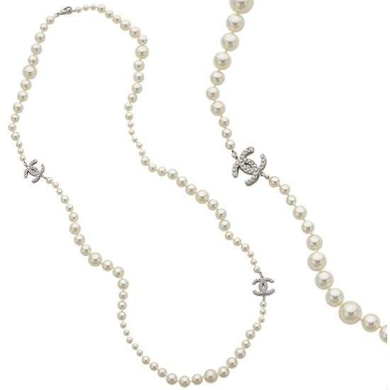 Collana Chanel, modello con pendenti logati in oro bianco