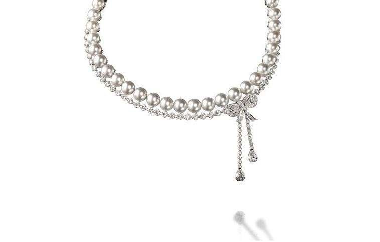 Collana Chanel, modello con perle pendenti