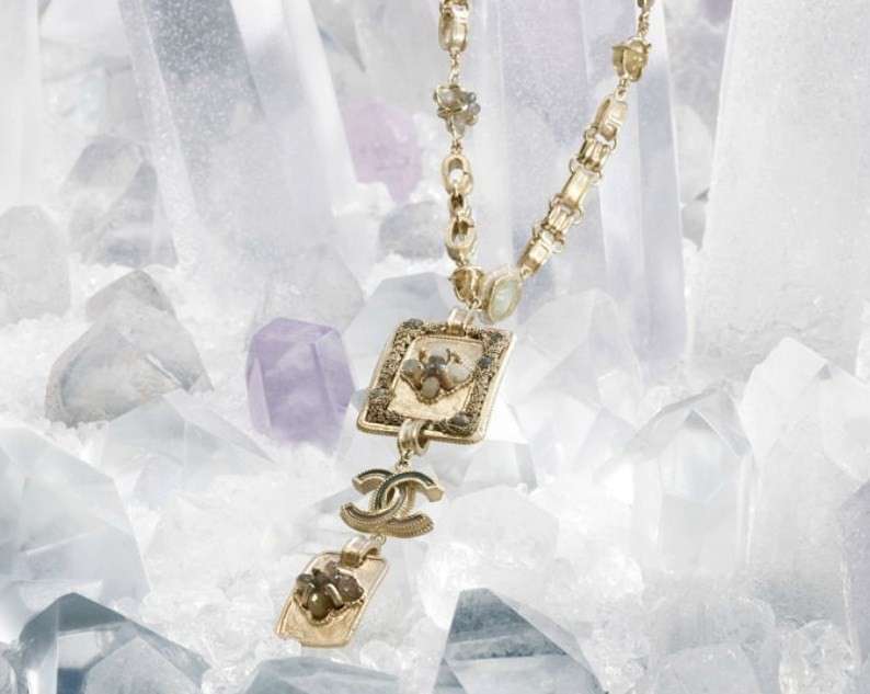 Collana Chanel, modello con pietre di luna