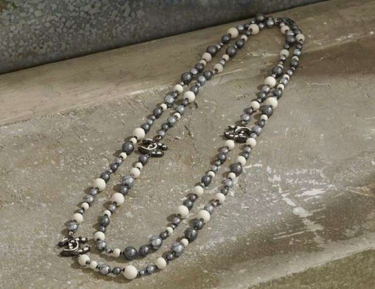 Collana Chanel con perle in diversi colori