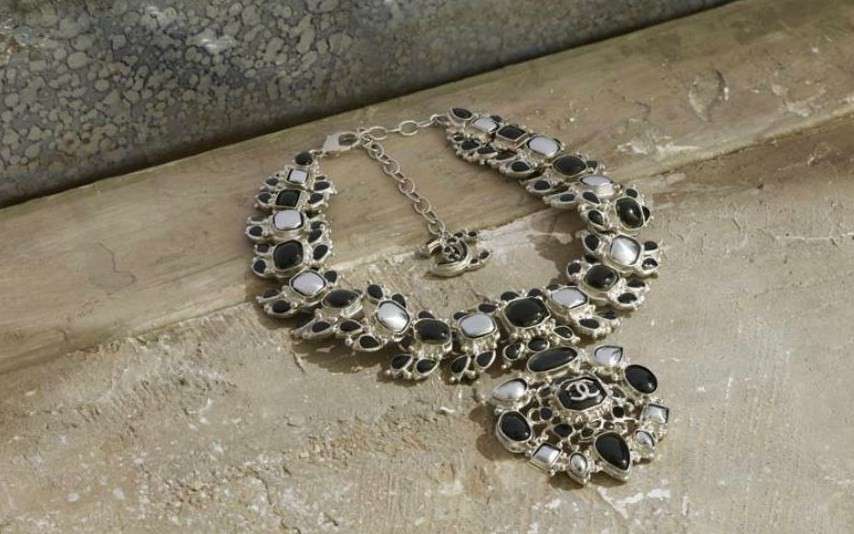 Collana Chanel con pietre naturali e smalto