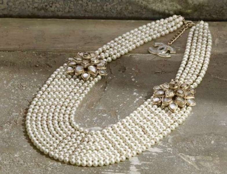 Collana Chanel Plastron con diversi fili di perle