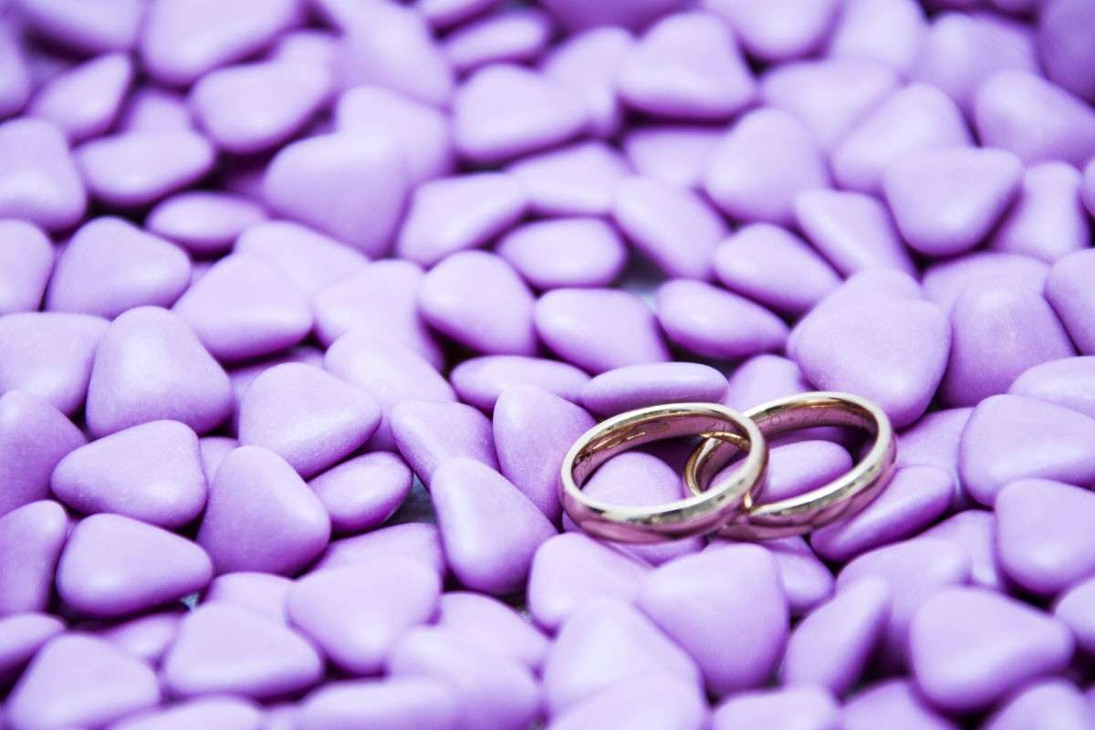 Confetti colorati matrimonio viola a cuore