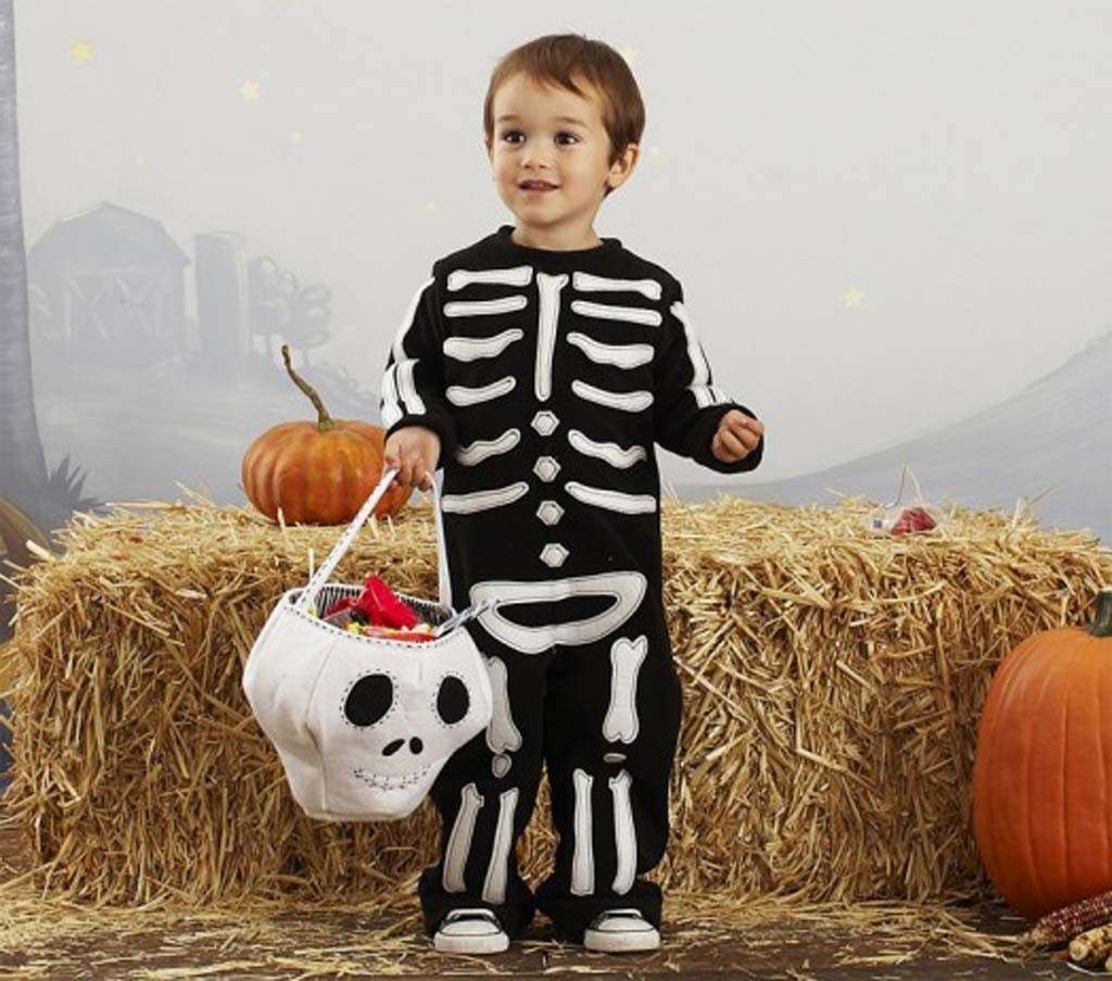 Costumi di Halloween per bambini fai da te: scheletro bianco e nero
