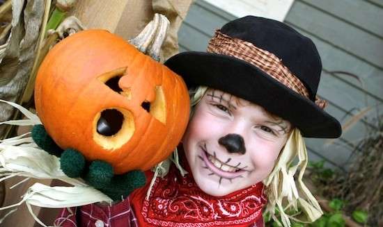Costumi Halloween fai da te spaventapasseri con zucca