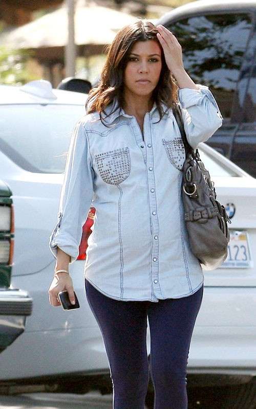 Kourtney Kardashian con una camicia di jeans