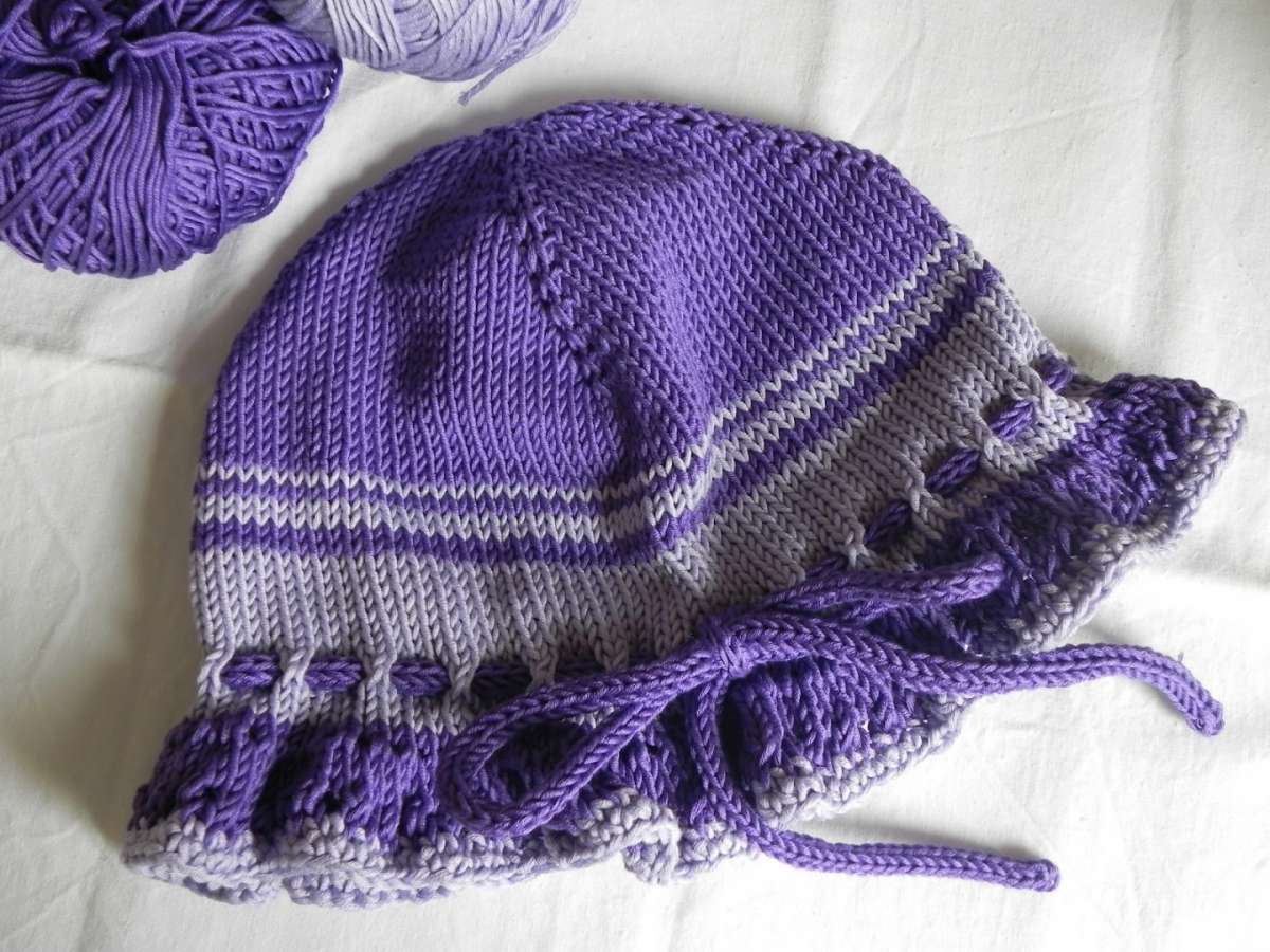 Lavori a maglia cappellino per bambino