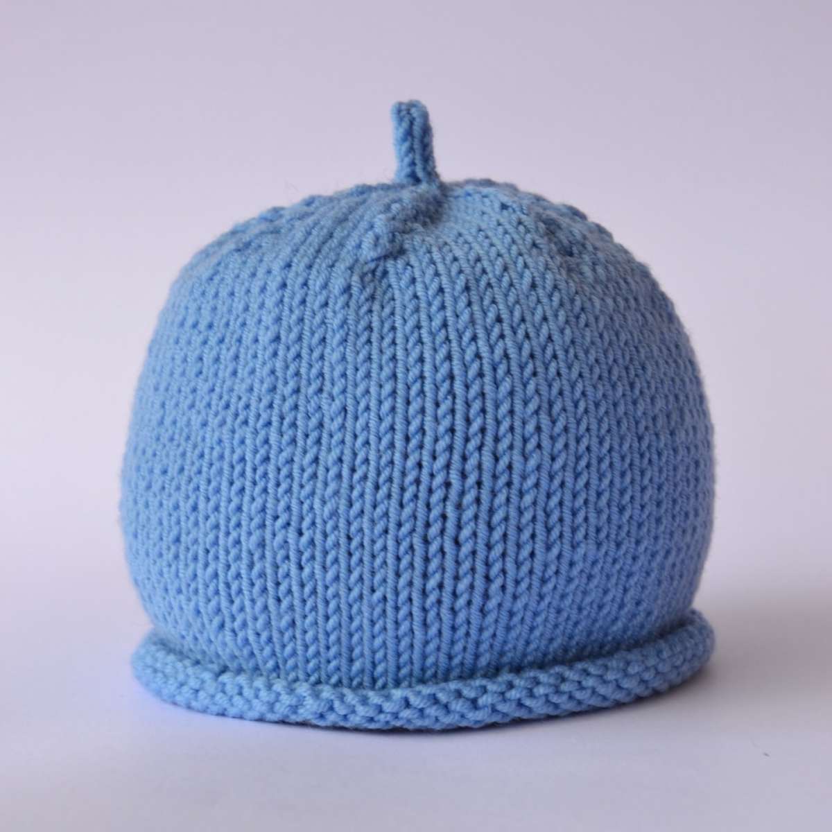 Lavori a maglia cappello azzurro