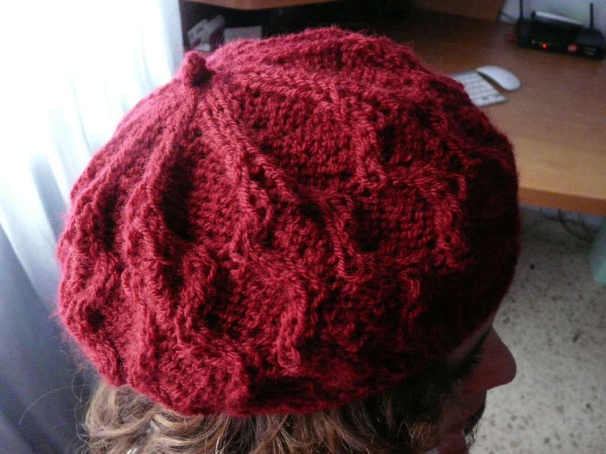 Lavori a maglia cappello rosso