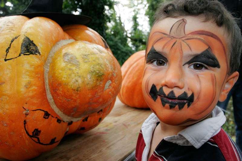 Maschere per Halloween fai da te: trucco da zucca