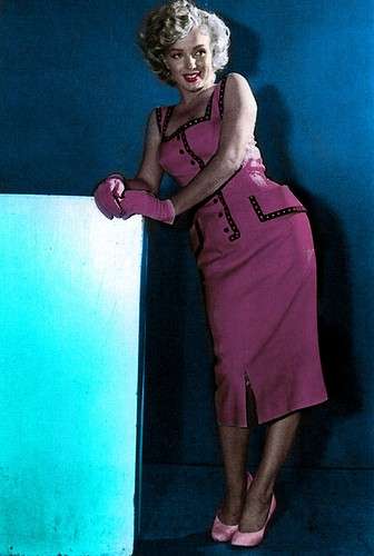 Moda anni '50, abito con tubino rosa indossato da Marilyn Monroe