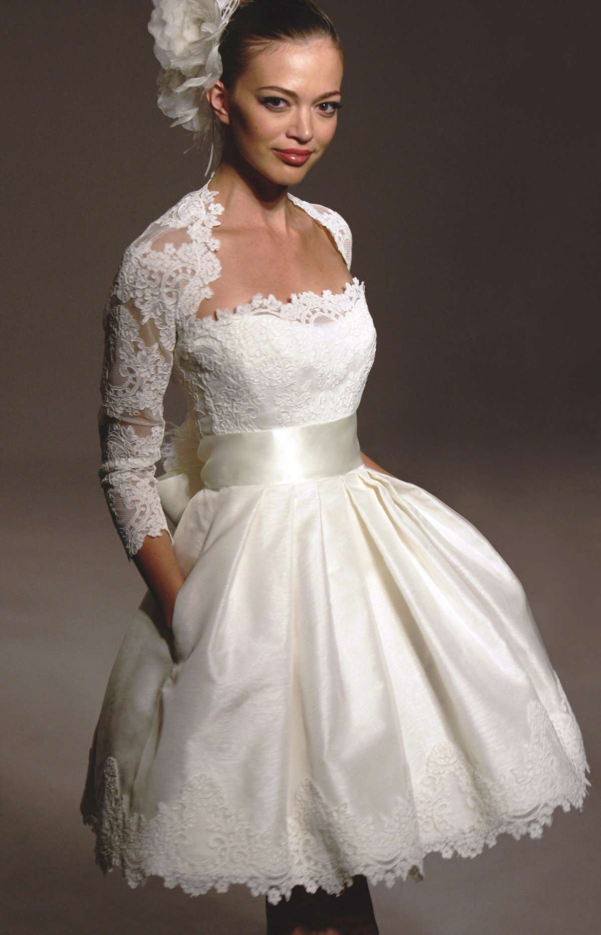 Moda anni '50, abito da sposa con gonna corta