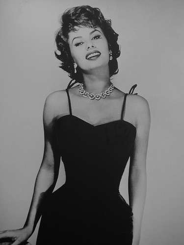Moda anni '50, la vita stretta di Sofia Loren