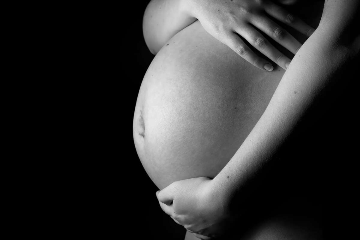 Pancione  in gravidanza in bianco e nero
